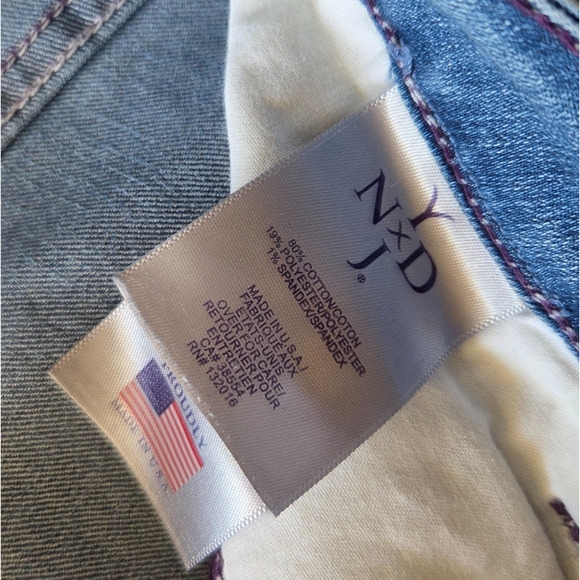 NYDJ Marilyn Straight Leg Jeans Size 6 Light Wash Embellished Pockets Slimming - Picture 5 of 8